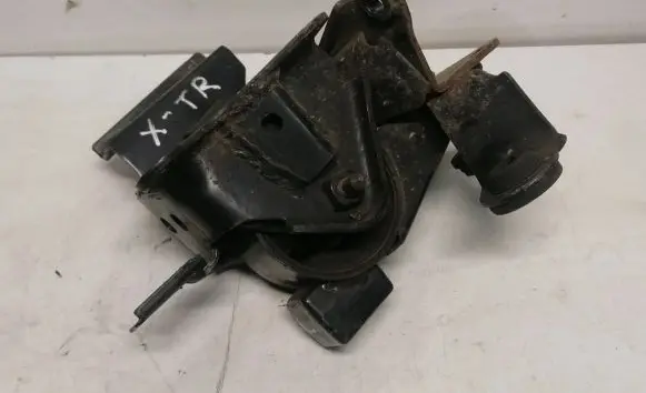 Nissan X-Trail T30 Engine mount bracket