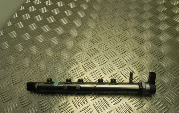 Toyota Avensis T270 Fuel distributor 8514166
