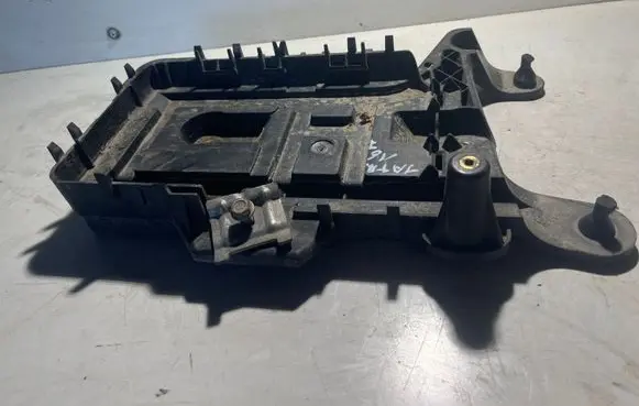 Volkswagen Jetta VI Battery tray 
