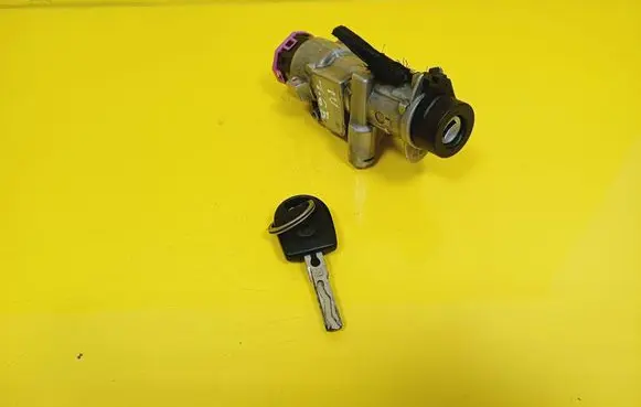 Volkswagen Golf IV Ignition lock 4B0905851B