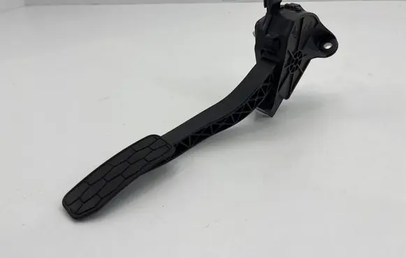Accelerator throttle pedal