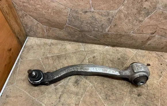 Mercedes-Benz C W204 Front lower control arm/wishbone 