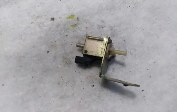 Audi A6 S6 C5 4B Turbo solenoid valve 437906283A