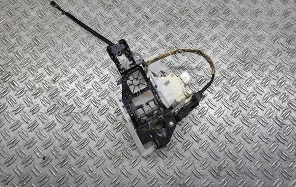 Volkswagen PASSAT B7 Front door lock CZ3C2837016A