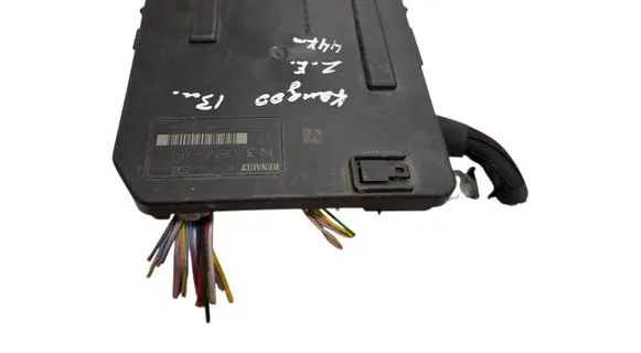 Renault Kangoo II Fuse module 8201044235B 519221303 1077105886