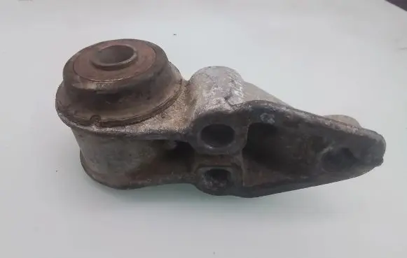 Volkswagen PASSAT B5 Rear axle beam mounts housing 