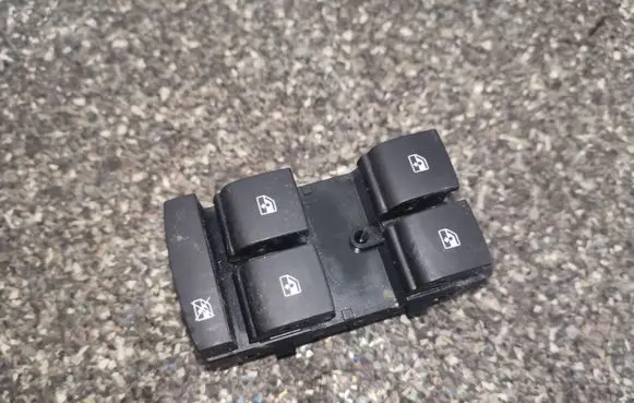 Opel Mokka Electric window control switch 13305011
