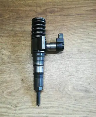 Volkswagen PASSAT B6 Fuel injector 03G130073S