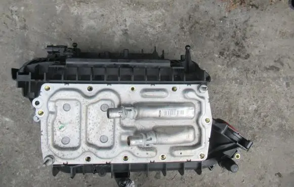 Ford Focus Intake manifold DS7G9424FA