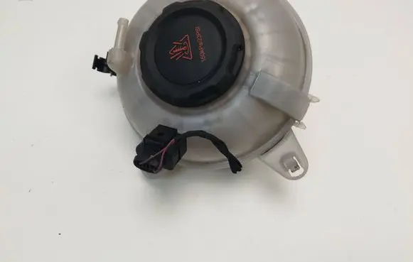 Volkswagen Tiguan Coolant expansion tank/reservoir 5Q0121407