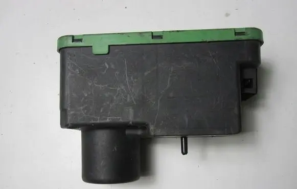 Volkswagen PASSAT B4 Central locking vacuum pump 3A0962257