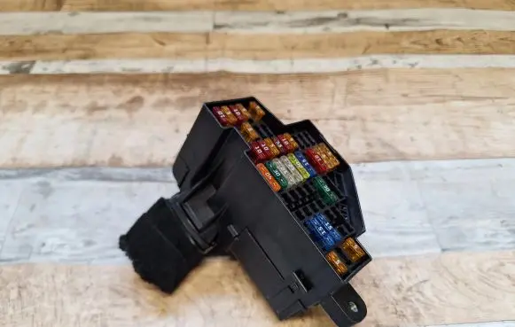 Volkswagen Golf V Fuse module
