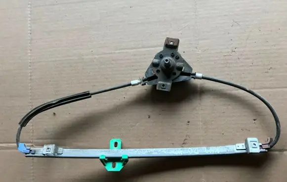 Rear door manual window regulator