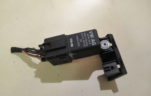 Audi A3 S3 8P Glow plug pre-heat relay 038907281D