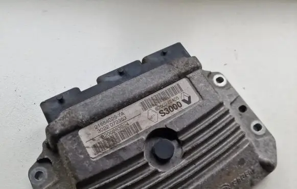 Renault Megane II Engine control unit/module 8200242405
