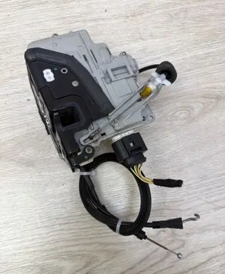 Volkswagen PASSAT B6 Front door lock 3C1837015A