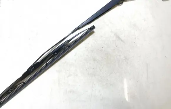 Suzuki Grand Vitara II Front wiper blade arm