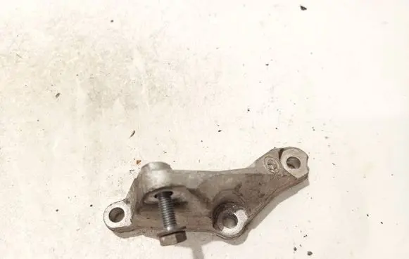 Engine mounting bracket