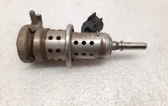 Volvo XC90 Fuel injector 32203677