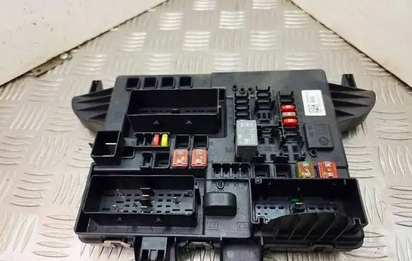 Opel Insignia A Fuse module 22737769