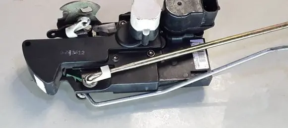 Opel Frontera B Front door lock 16634325