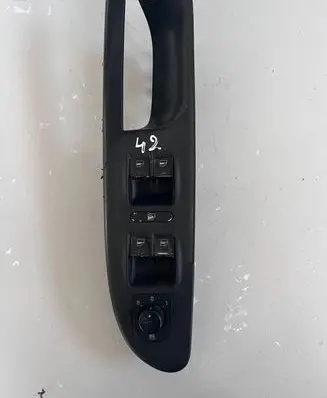 Volkswagen PASSAT B6 Front door window switch trim 3C1867171