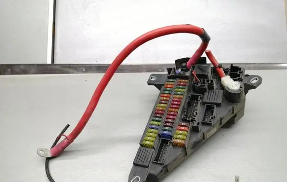 BMW 5 E60 E61 Fuse module 6906618