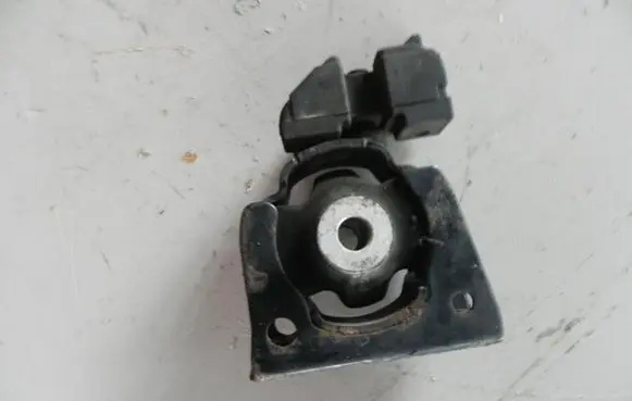 Toyota Prius (XW30) Engine mount bracket VD15454
