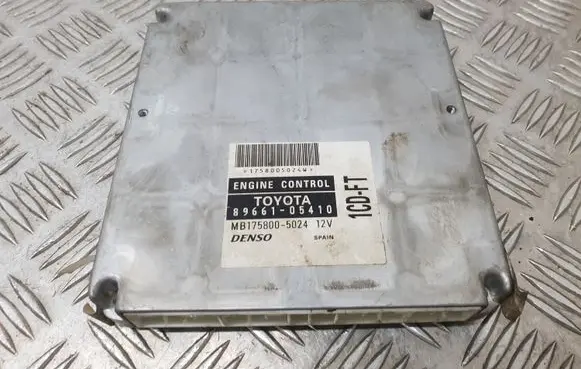 Toyota Avensis T220 Engine control unit/module 8966105410 MB1758005024