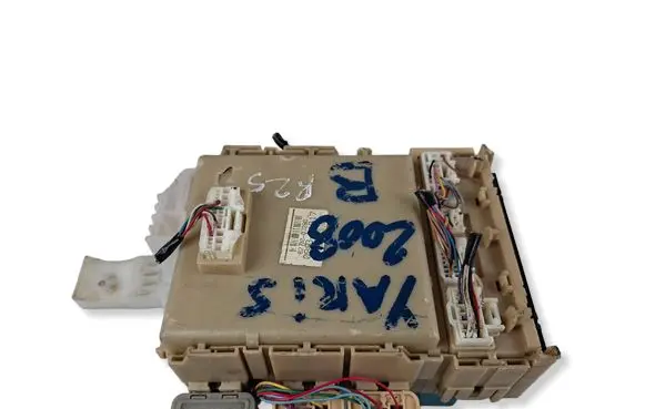 Toyota Yaris Fuse module 827300D290
