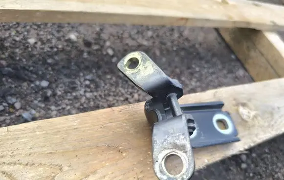 Chevrolet Camaro Front door upper hinge P16249