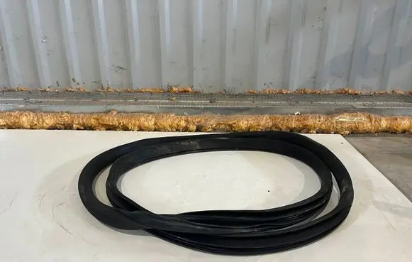 Land Rover Discovery 5 Front door rubber seal HY3220708