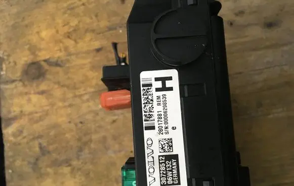 Volvo V70 Fuse module 30728512 28017881