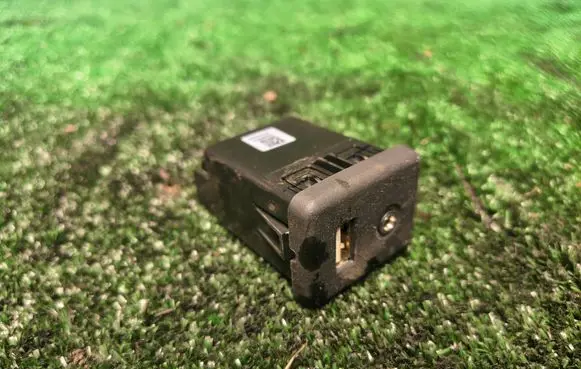 Opel Insignia A USB socket connector 13506014