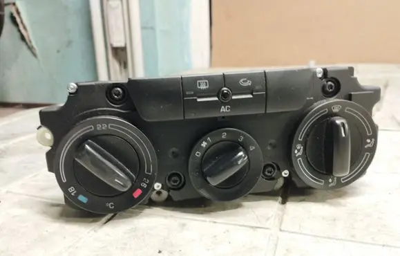 Skoda Octavia Mk2 (1Z) Climate control unit 74358110