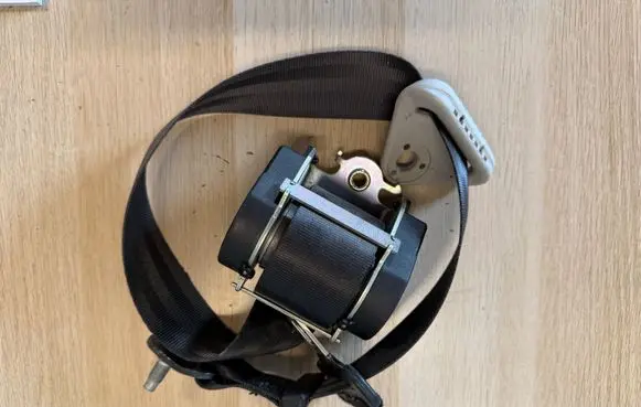 Rear seatbelt