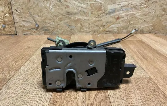 Opel Zafira B Front door lock 13220371