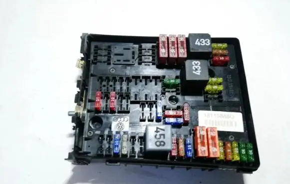 Volkswagen Golf V Fuse box set 18115888o 3d0951253a