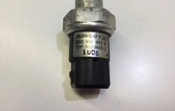 Volkswagen PASSAT B5 Air conditioning (A/C) pressure sensor 8D0959482B