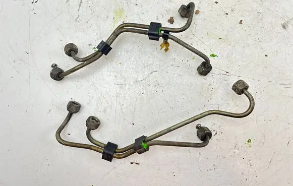 Fuel injector supply line/pipe
