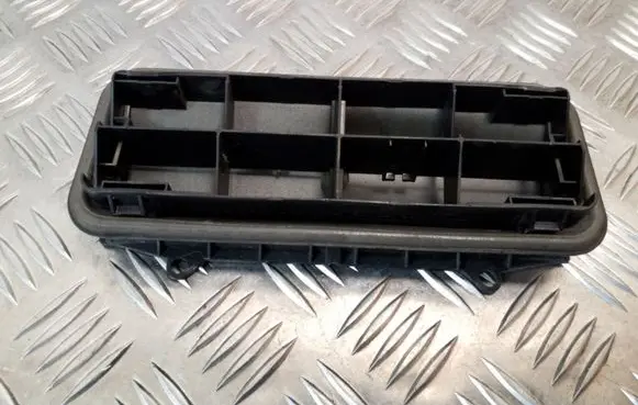 Nissan Juke I F15 Quarter panel pressure vent 8200213712