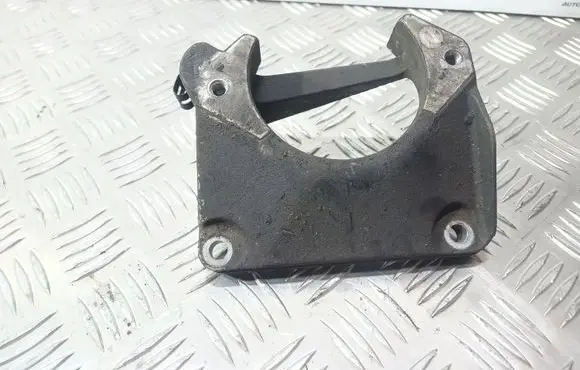 BMW 5 E60 E61 Engine mounting bracket 6761117