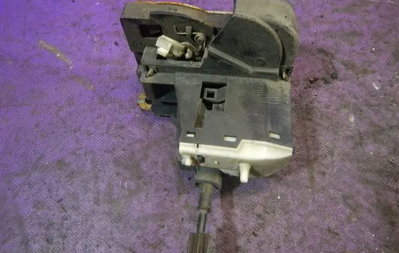 Renault Clio III Front door lock 