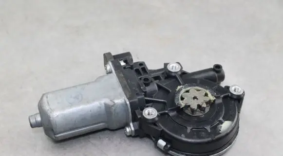 Nissan Pixo Front door window regulator motor 83560M63J00 SR2621003400