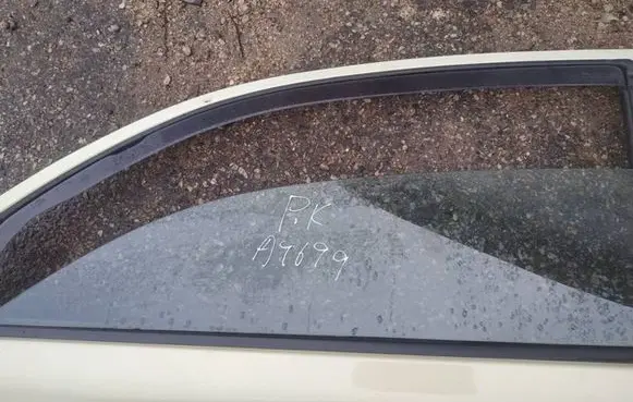 Nissan Micra Front door window glass four-door as2