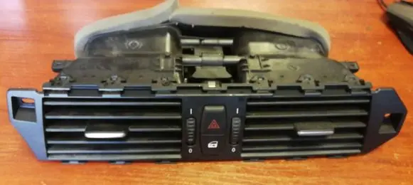 BMW 5 E60 E61 Dash center air vent grill 7009275