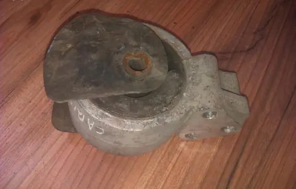 Mitsubishi Carisma Engine mount bracket