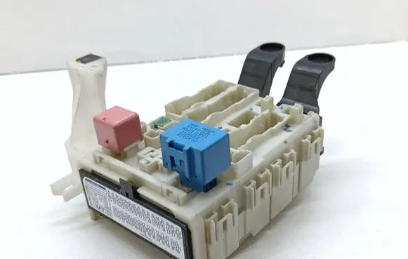 Toyota Avensis T270 Fuse module 8273005170