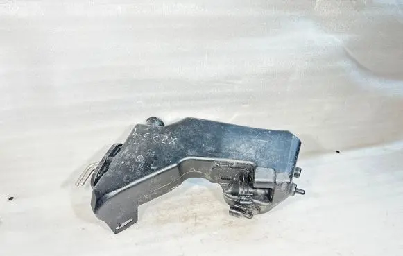 Mercedes-Benz C W205 Windshield washer fluid reservoir/tank A205869 A2058603760