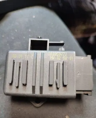 Volkswagen PASSAT B7 Seat heating relay 1K0959772